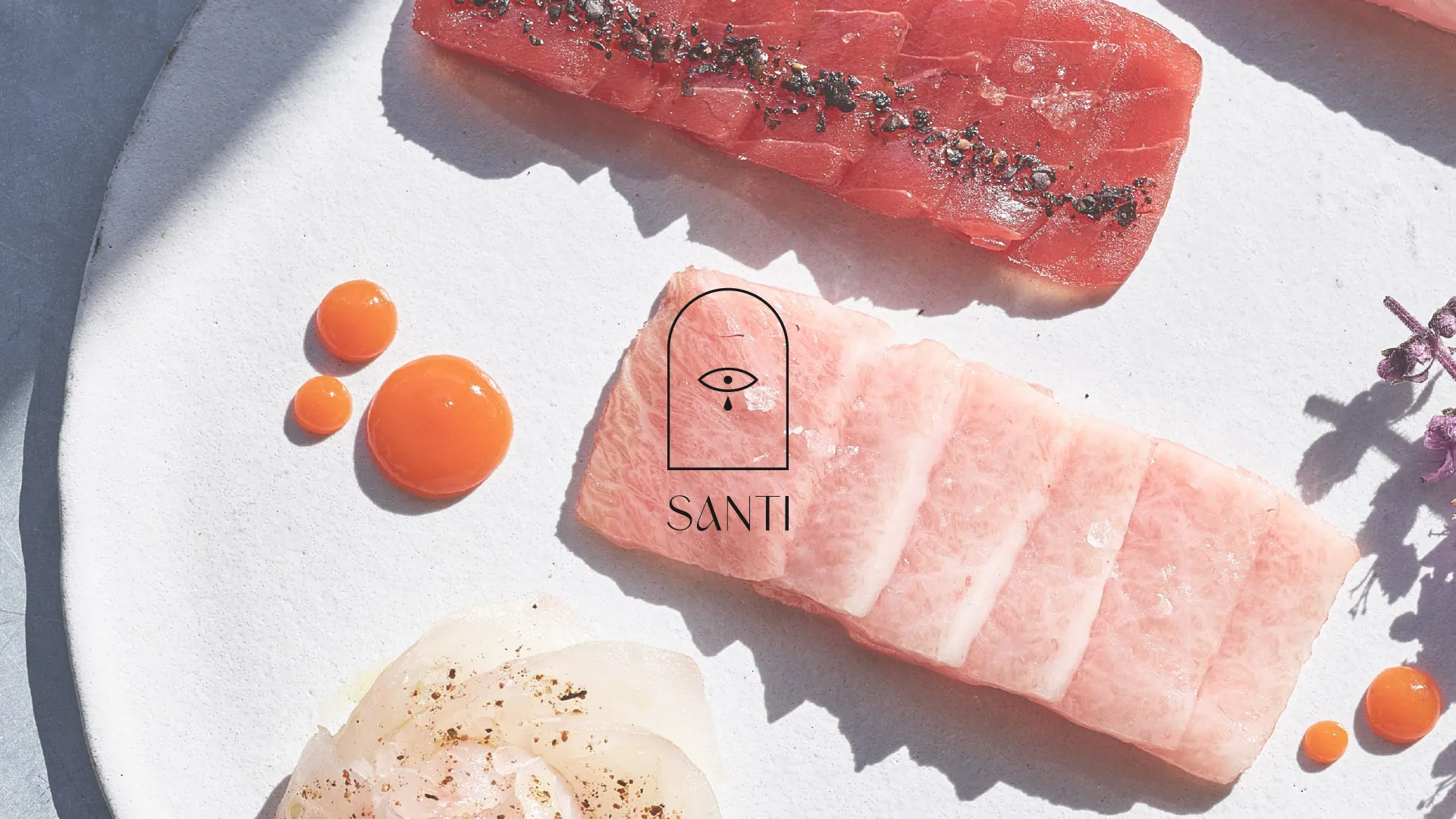 לוגו Santi על צלחת סשימי